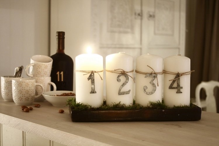 Jednoduché biele sviečky očíslujte a poukladajte na rovný tanier adventný veniec-moderný-urob si sám-predĺžený-zdobený-biely-keryen-machový tanier