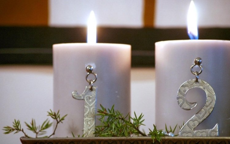 určte sviečku na každý adventný týždeň adventný veniec-moderný-urob si sám-dlho-ozdobený-číslovaný-jedľová vetvička-tanier