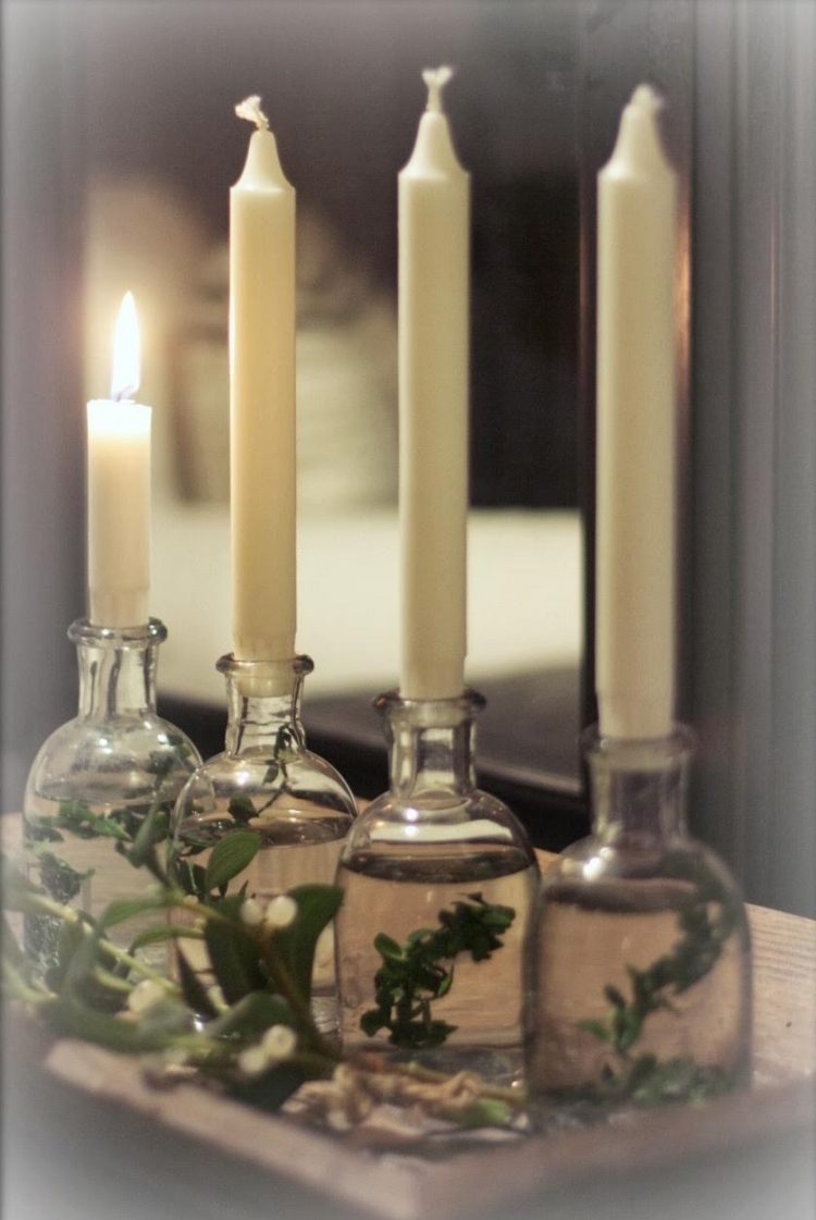 Svietniky z malých sklenených fliaš plné vody adventný veniec-moderné-urobte si-predĺžené-ozdobte-sviečky-fľaše-vodné rastliny