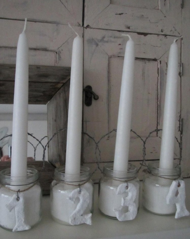 Dózy na zaváranie ako svietniky a s číslami na každý adventný týždeň adventný veniec-moderné-urob si sám-keryen-biele-zaváraninové nádoby-očíslované-plný-biely prášok