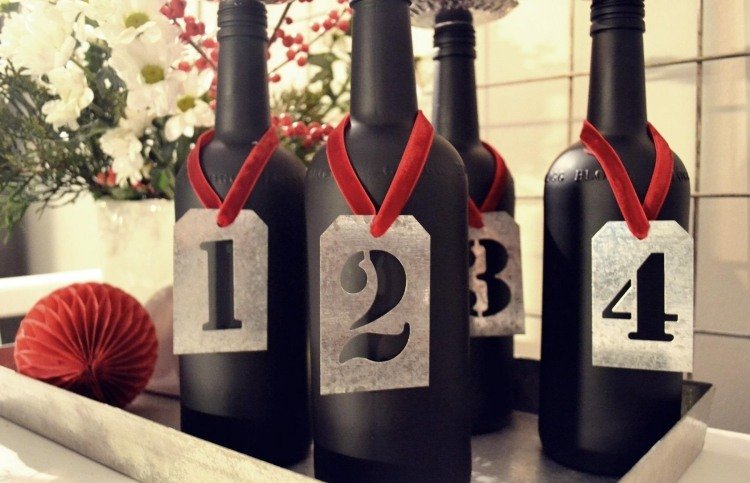 Farebné fľaše na víno a ozdobte ich štítkami na každý adventný týždeň adventný veniec-moderné-urob si sám-držiak sviečky-čierne-fľaše-vína-poznávacie značky