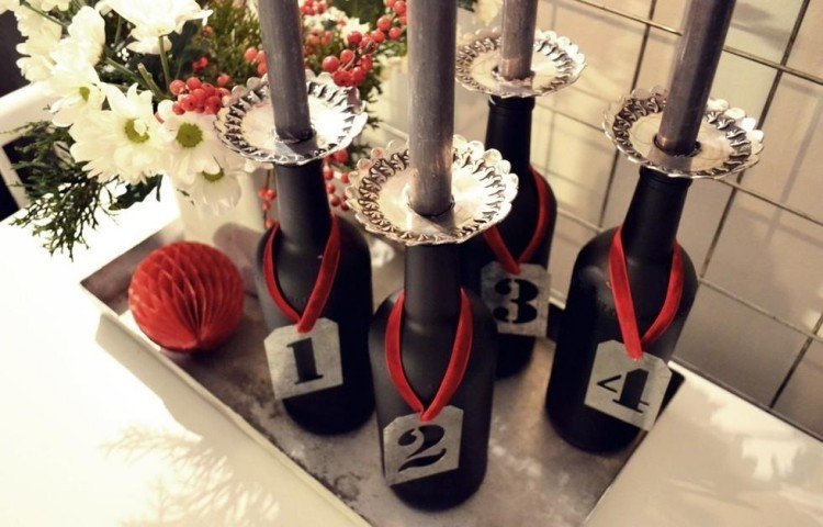 Svietniky vyrobené z vínových fliaš namiesto tradičného adventného venca adventný veniec-moderné-urob si sám-fľaše na víno-čierna-matná-svietnik-číslo-držiaka