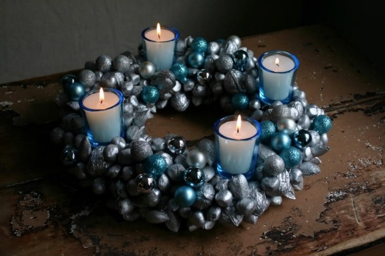 Domáci adventný veniec v striebornej a modrej farbe adventný veniec-moderný-urob si sám-veniec-strieborno-modrý-winlights-nutshell lesklý