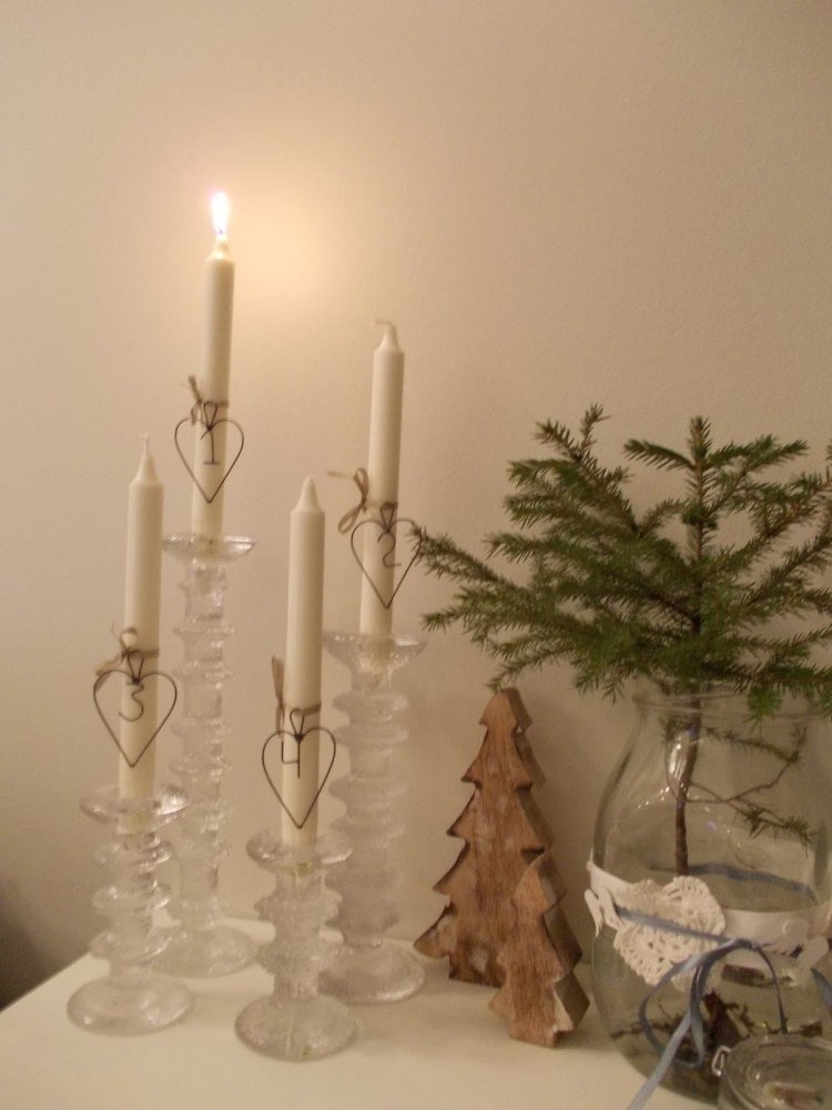 namiesto adventného venca naaranžujte štyri svietniky adventný veniec-moderné-urob si sám-držiak sviečky-sklenené-transparentné-biele-jedľové konáre
