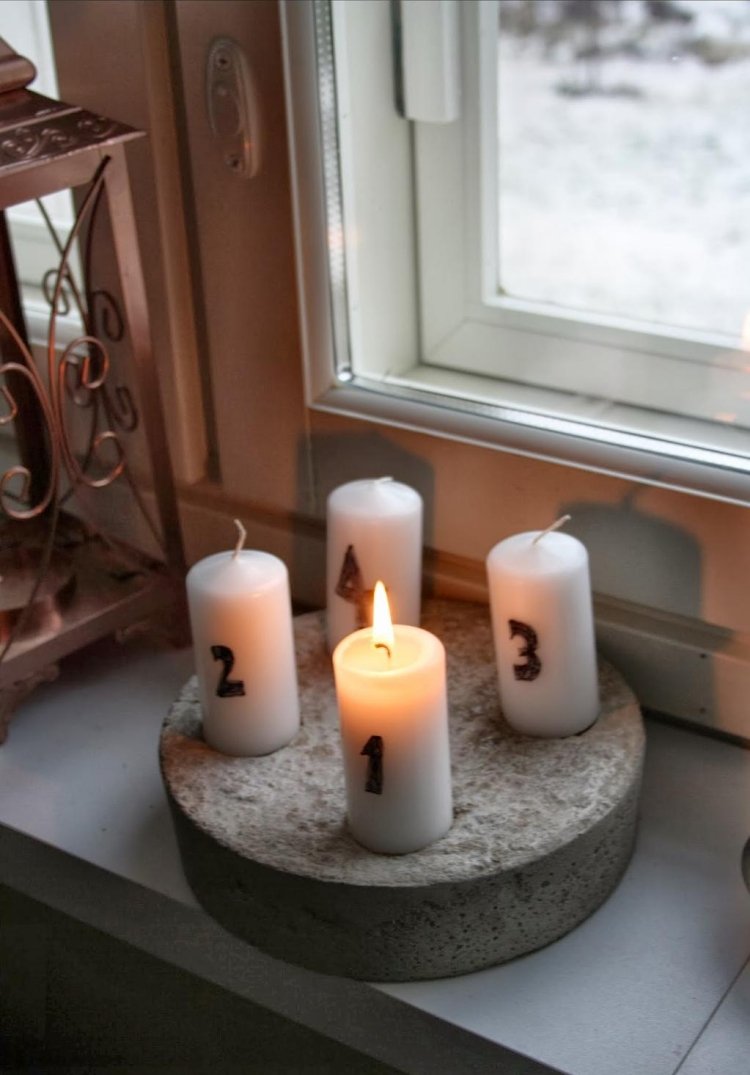 Vyrobte si vlastný tanier na adventné sviečky z betónu adventný veniec-moderný-urob si sám-tanier-betón-okrúhle sviečky-biele-číslované