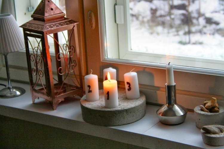 Domáci svietnik na štyri sviečky z betónu adventný veniec-moderné-urob si sám-betónová doska-okrúhle sviečky-múdre očíslované