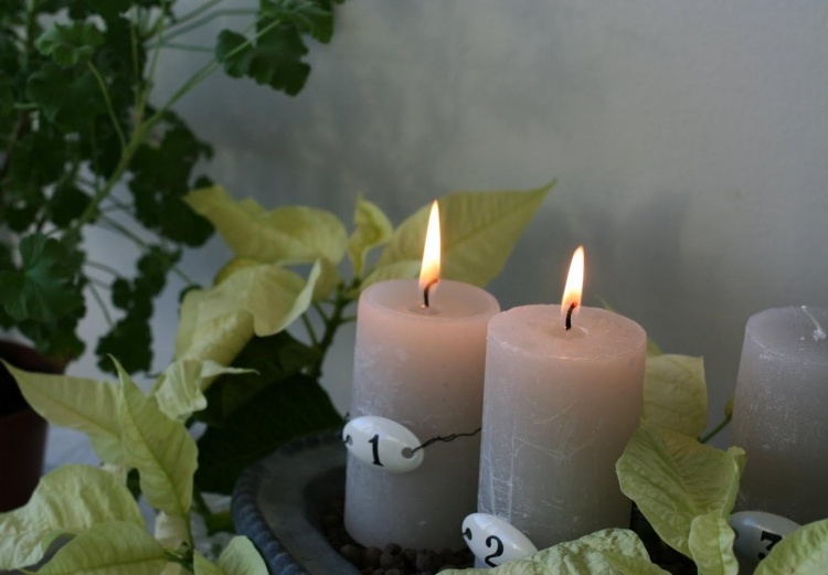 aranžujte vianočné hviezdy okolo sviečok adventný veniec-moderné-urob si sám-sviečky-sivá-číslo-vianočná hviezda