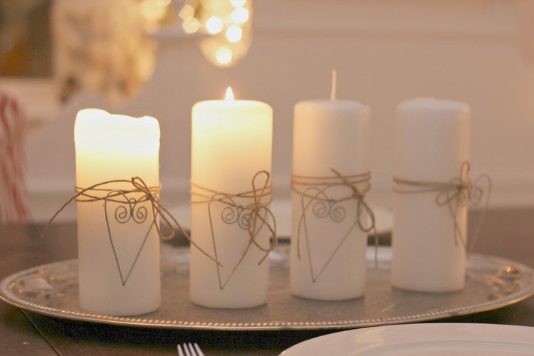 Filigránové drôtené srdiečka ako ozdoba na stĺpové sviečky moderný adventný veniec-biely-stĺpik-sviečky-kábel-drôt-sviečka-podnos