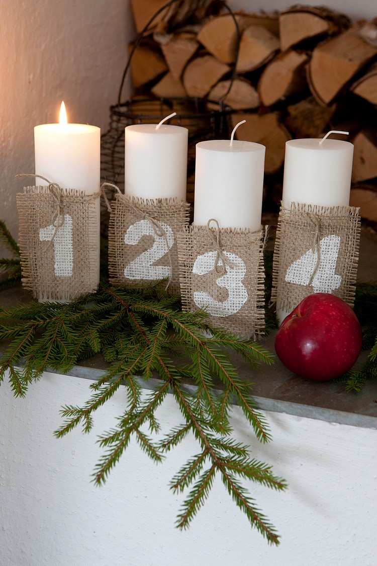 Čísla vytlačené na jutovej tkanine moderný adventný veniec-biele-stĺpové-sviečky-jutová-látková-číslica