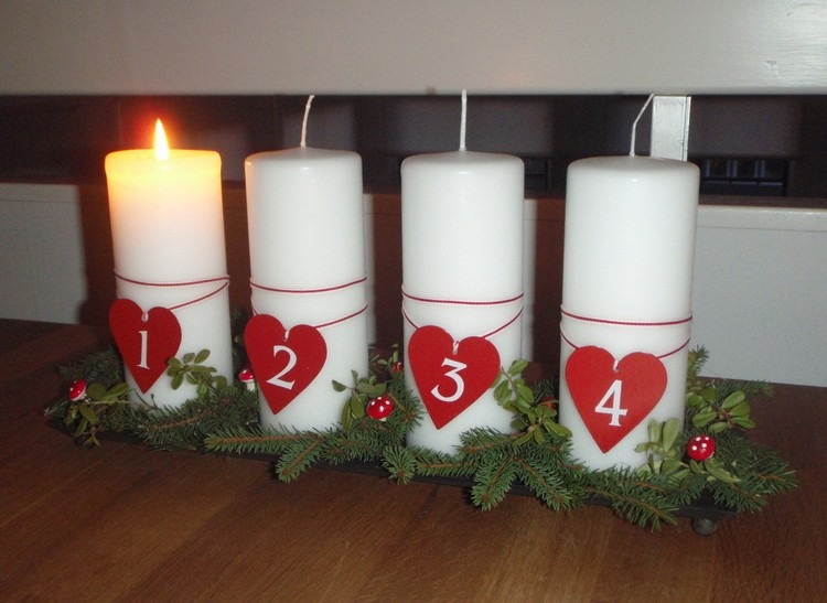 červené papierové srdcia s číslami a červenou niťou moderný adventný veniec-biele-stĺpové-sviečky-červený-papier-srdce-podnos-jedľové konáre