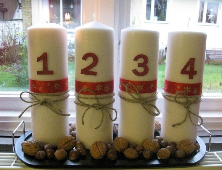 biele stĺpové sviečky na podnose s orechmi moderný adventný veniec-biely-stĺpik-sviečky-číslice-orechy-naplnený-podnos
