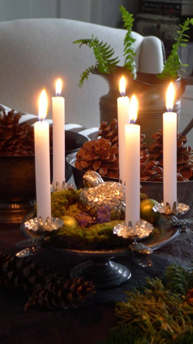 moderný s vintage nádychom - adventný veniec s machom a dlhými sviečkami adventný veniec-moderné-urob si sám-sviečky-dlhý-biely-mach-vinobranie-misa-kov