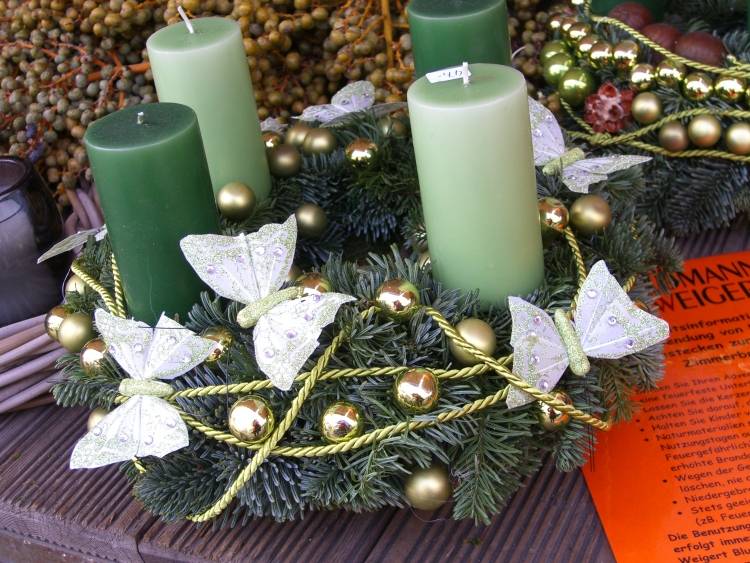 veľké zelené sviečky a malé zlaté guličky na adventný veniec adventný veniec-moderné-urob si sám-zelené-sviečky-zlatá-gulička-motýľ