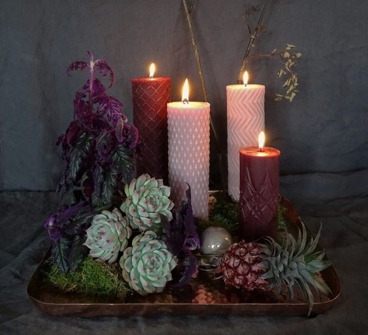 Moderný adventný veniec s rastlinami a sukulentmi moderný adventný veniec-purpurový-adventný veniec-moderné-urob si sám-nápady-sukulentný mach