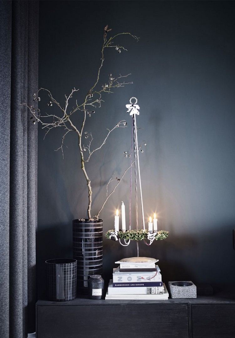 Moderný interiér s elegantným adventným vencom moderný adventný veniec nápad na vianočné dekorácie stolné vázy závesné adventný veniec moderné