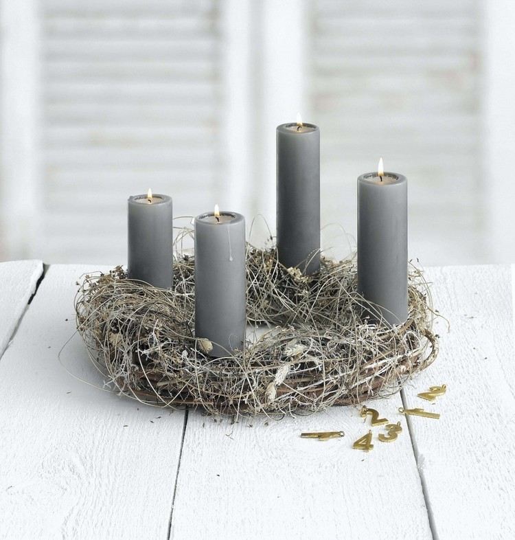 Nech je adventný veniec moderný a minimalistický moderný adventný veniec-tenké vetvičky-adventný veniec-nápady na drevo-sviečky-sivé-číslice-advent