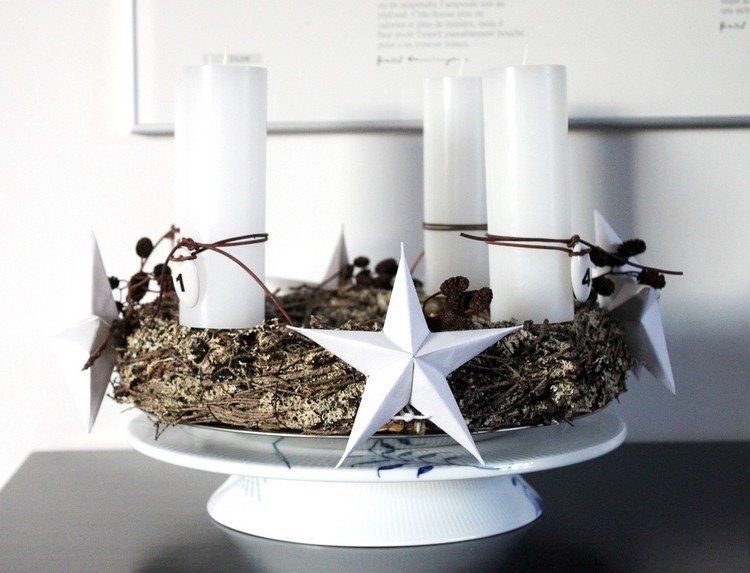 Papierové hviezdy pre moderný adventný veniec moderný adventný veniec-drevené vetvičky-viazanie-zdobenie-papier-hviezdy-drotárstvo-sviečky-číslovanie