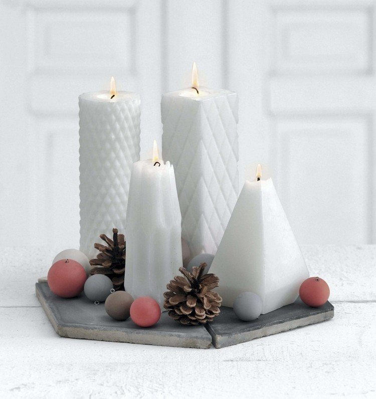 Moderný adventný veniec s farebnými drevenými korálkami a šiškami moderné-adventné-veniec-nápady-rôzne-tvary sviečok-farebné-drevené-korálky-šišky