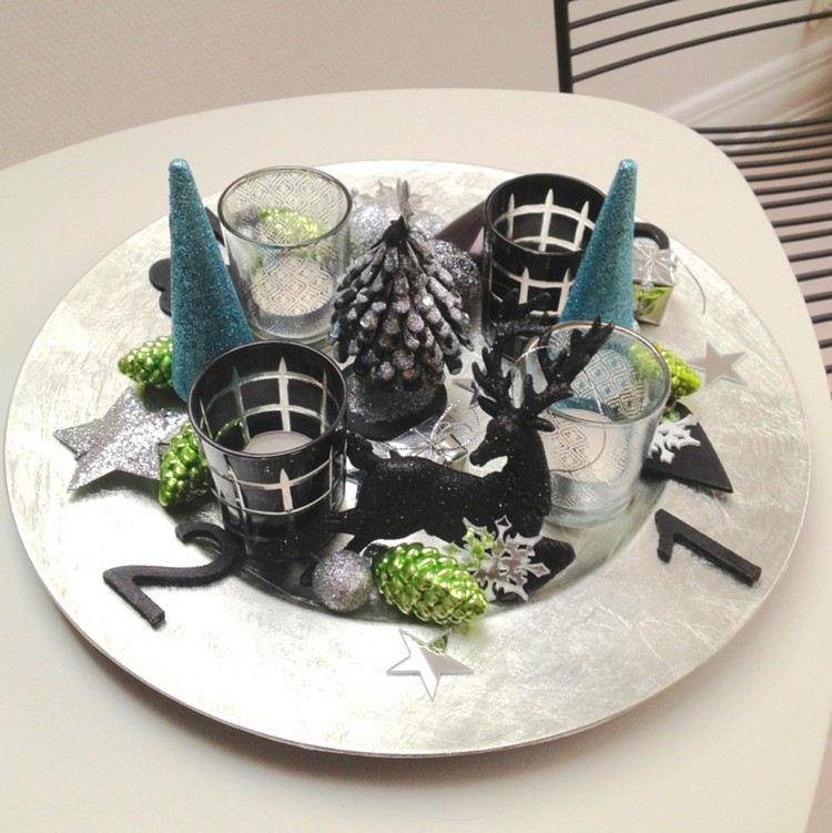 Moderný adventný veniec s trblietavými vianočnými ozdobami moderný adventný veniec-strieborné-okrúhle-tanieriky-trblietavé-vianočné dekorácie-čajové sviečky-poháre na čajovú sviečku