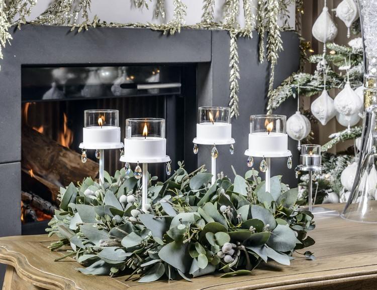 Moderný adventný veniec s eukalyptovými listami a bielymi svietnikmi Moderné nápady na adventný veniec-zelené listy-držiak na sviečku-šperky-krásne-vianočné dekorácie