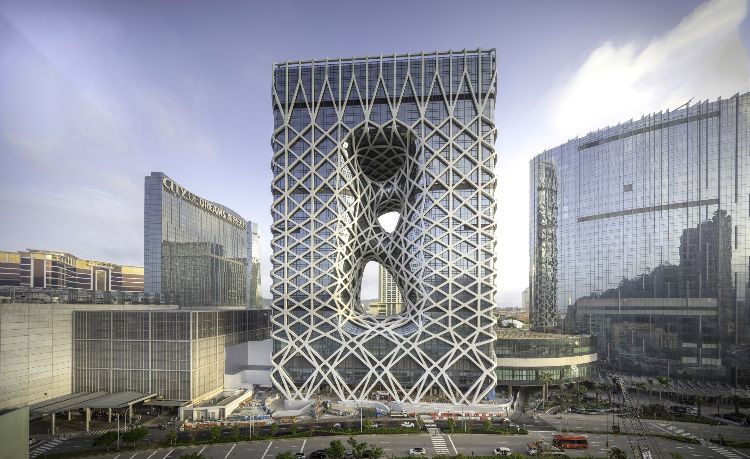 moderná architektúra morpheus hotel macau konštrukcia vonkajšieho skeletu sklenené okná mimoriadny dizajn vonkajší pohľad