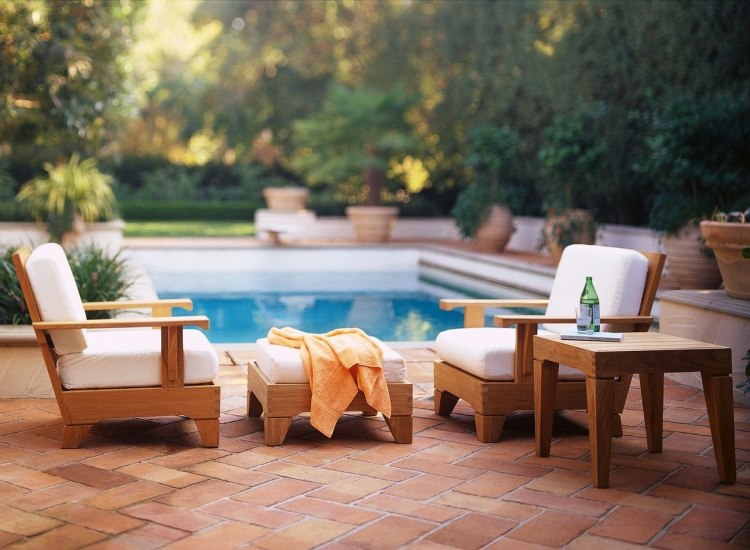 Terakota ako podlahová krytina do záhrady a vonkajší drevený nábytok moderný-záhradný-patio-bazén-terakotová-záhradný-nábytok-drevený-vankúš-vankúš-stredomorský