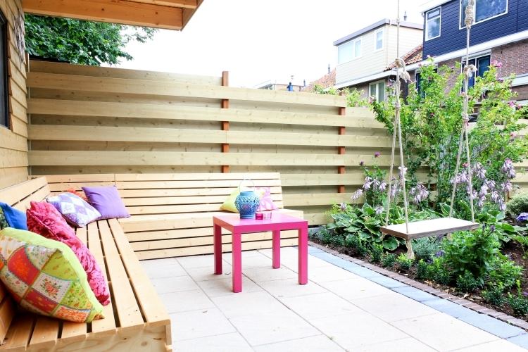 Ochranná clona z dreva a plotu v jednom na záhradu v meste moderné-záhradné-patio-súkromie-obrazovka-plot-panely-sedenie