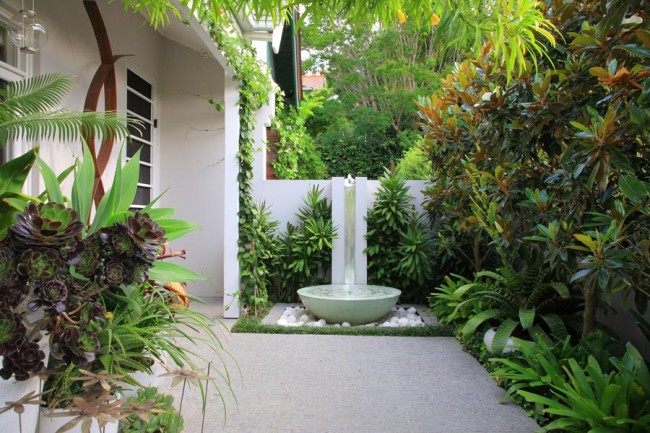 Terénna úprava vody na nádvorí ponúka ochrannú obrazovku pre fontánový štrk záhradný dizajn-vnútorné nádvorie, vodná časť, fontána, štrk, súkromie