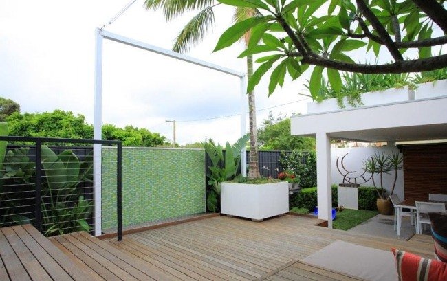 terénna úprava terasa jedálenský kút obrazovka na ochranu súkromia palma kontajner záhradná terasa jedálenský kút obrazovka na ochranu súkromia palma kontajner