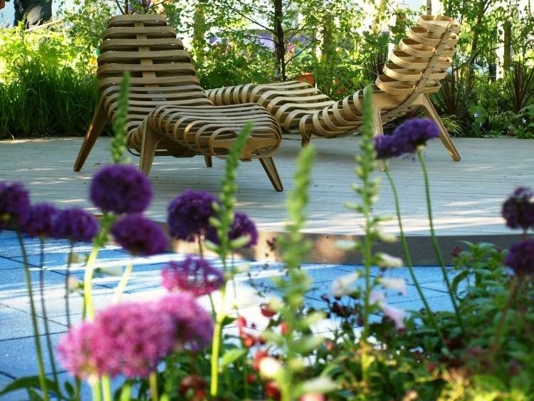 súčasný dizajn záhradného a obývacieho nábytku moderné-záhradné-nádvorie-ležiace-rastliny-betónové-dlaždice-svieže