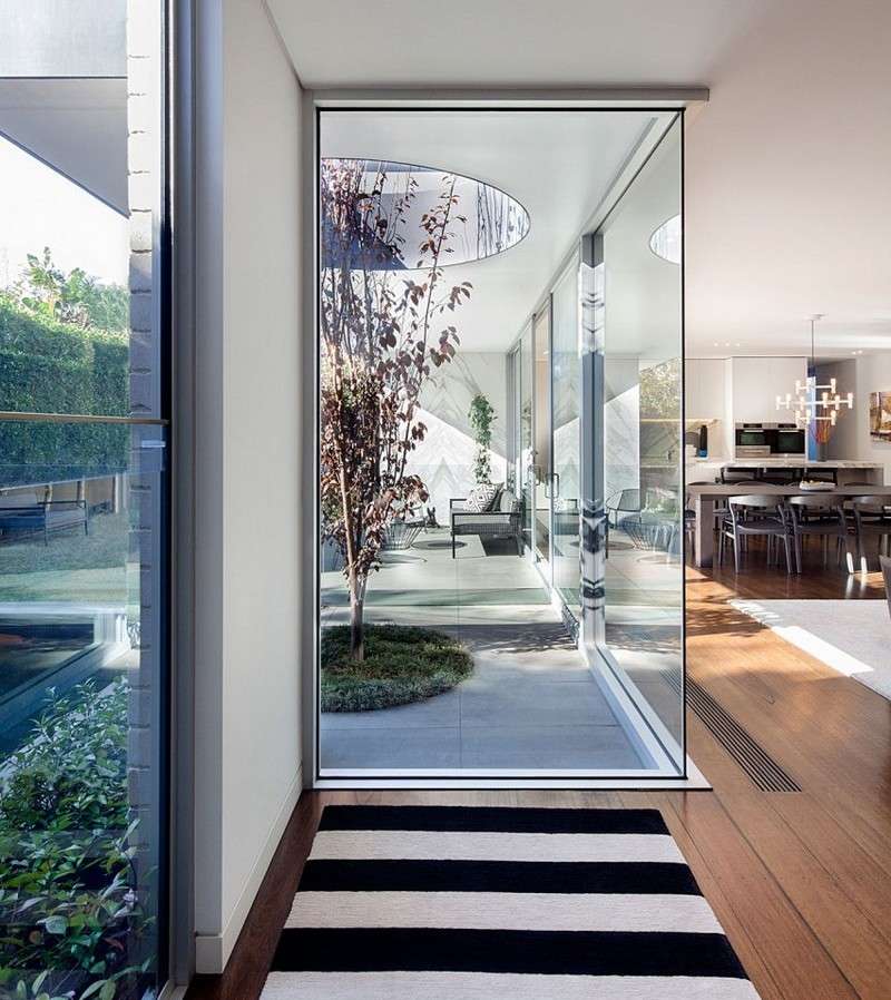 Moderný dom-pestovanie-koberec-pás-strom-laminátová podlaha