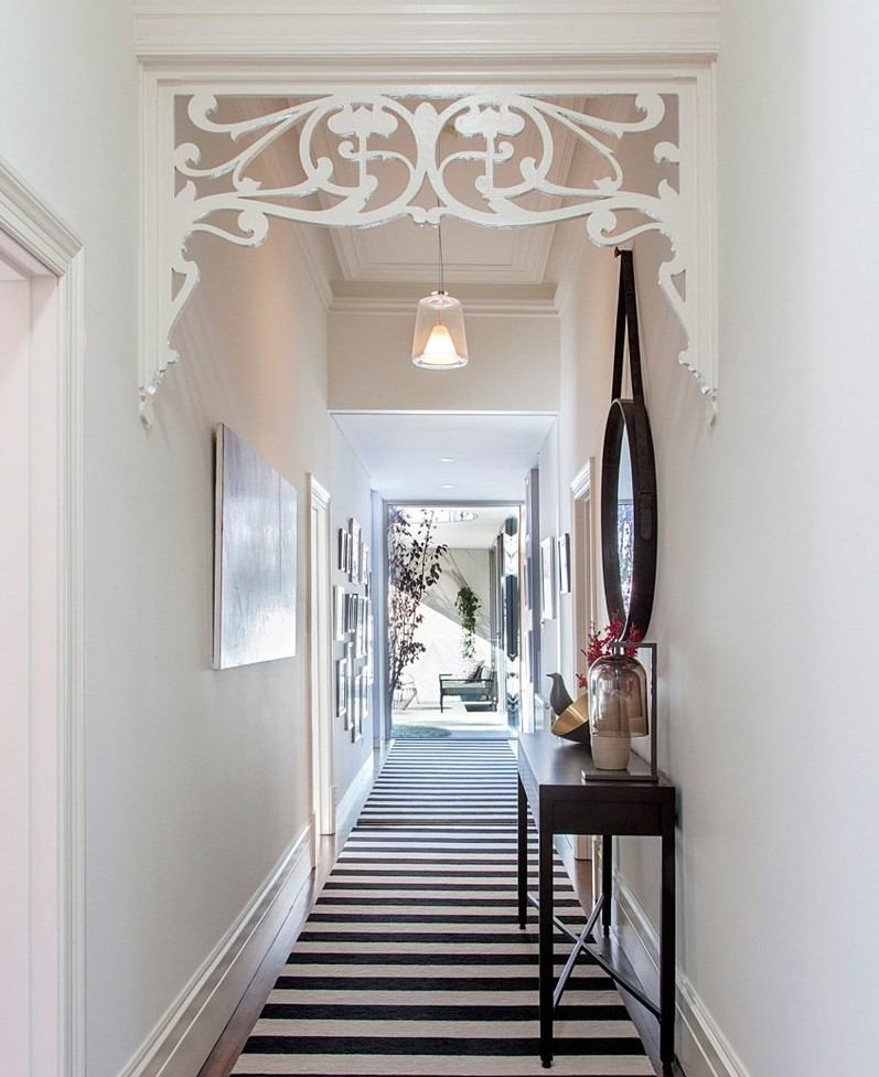 moderný dom-prístavba-kalssische-chodba-dizajn-strop