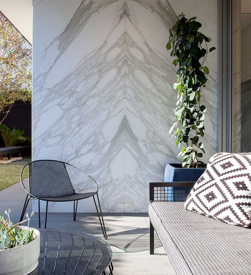 Moderná domáca nadstavba mramorová stena čalúnená sedačka z kovového nábytku