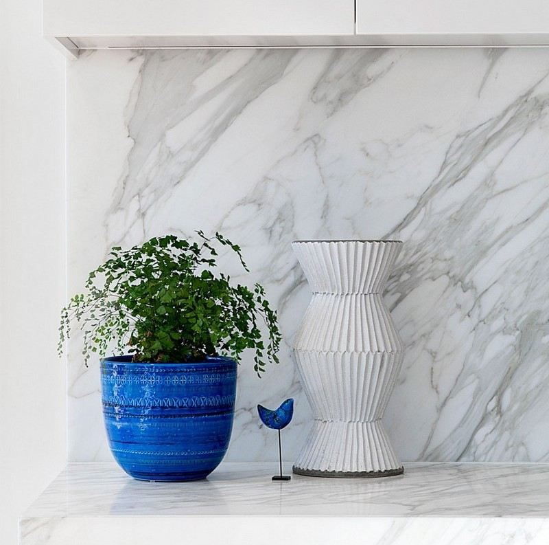 moderný dom-prístavba-mramorová stena-bytové doplnky-kvetináč