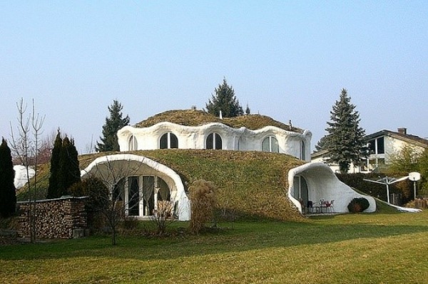 Domy majú moderný dizajn a ekologizáciu striech