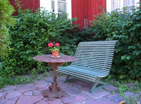 Stavba domu, vytvorenie prídelovej záhrady, kameň, terasa, kov, nábytok, drevo, lavička