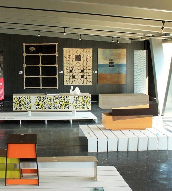 Vnútorný dizajn drevených políc do skrinky