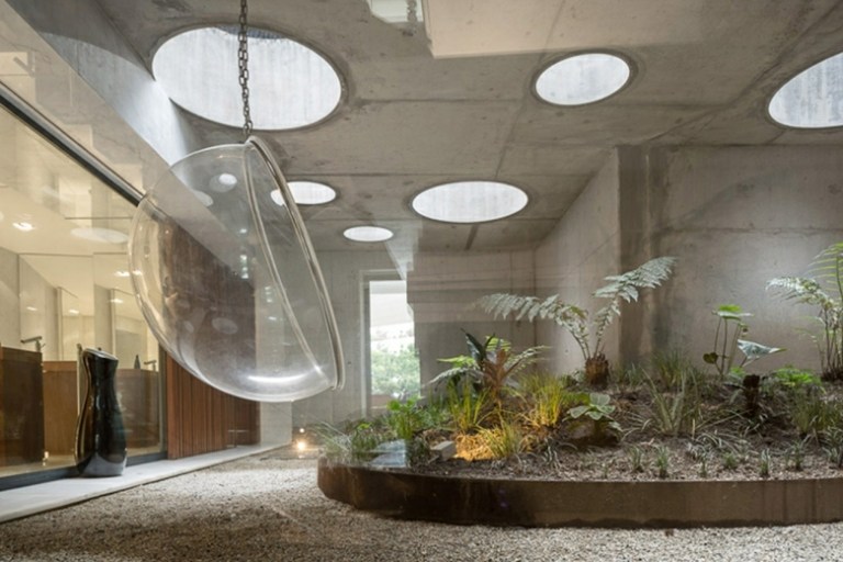 moderná hojdacia stolička zo štrkovej podlahy pokrytá terasou vo vidieckom štýle