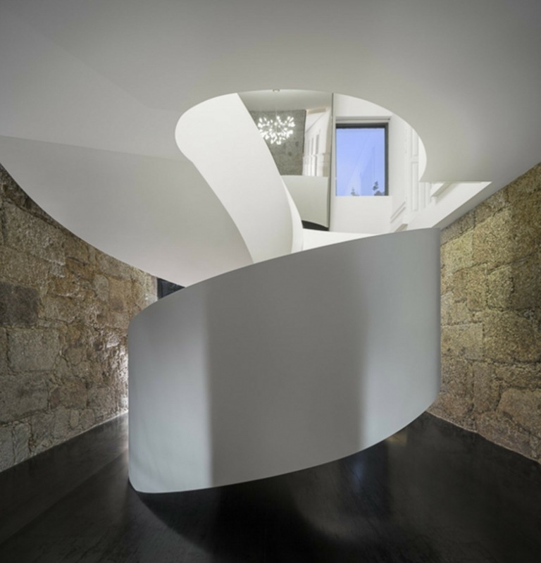 moderné schody vo vidieckom štýle biela stena z prírodného kameňa tmavá podlaha