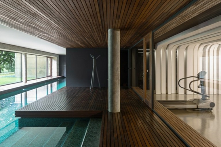 moderný vidiecky bazénový bazén s drevenou podlahou moderný fitnes salón