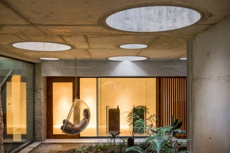 hojdacie kreslo v štýle moderného vidieckeho štýlu