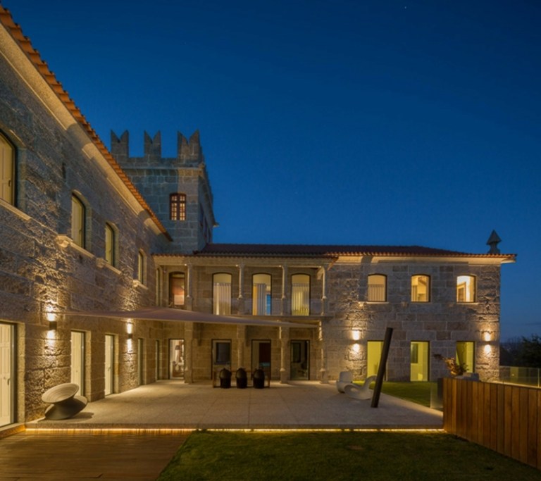 moderná vidiecka budova v štýle starej budovy sa prestavuje ako príklad