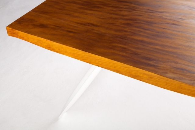 Moderný drevený stôl - masívna doska - nohy z oceľového plechu drevený stôl-masívny stôl-doska-oceľové nohy stola