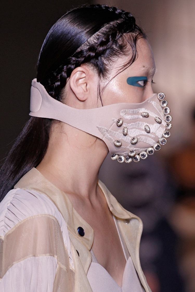 Vplyv trendu svetových návrhárov tvárových masiek na koronavírus