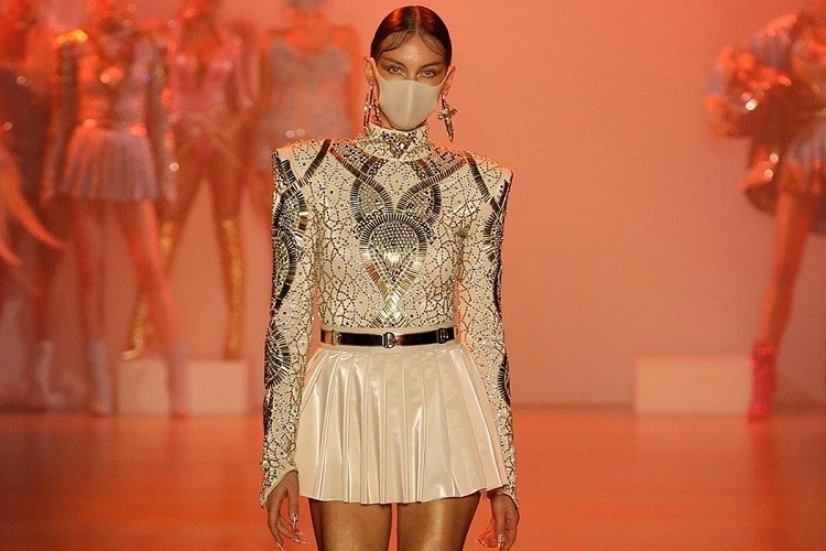 módna maska na ochranu dýchania vlastnoručne ušitá moderná maska na tvár