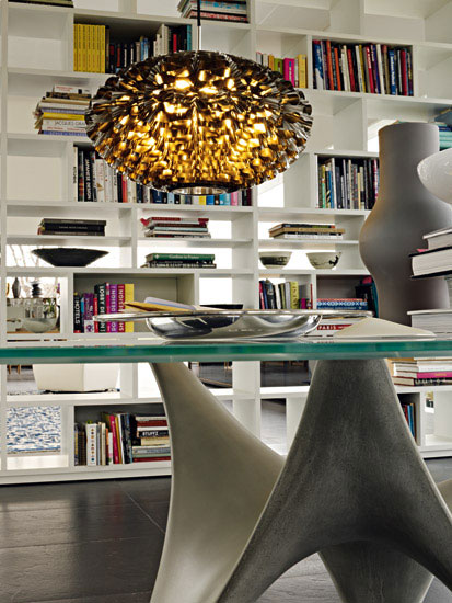 Moderný detail okrúhleho skleneného stola