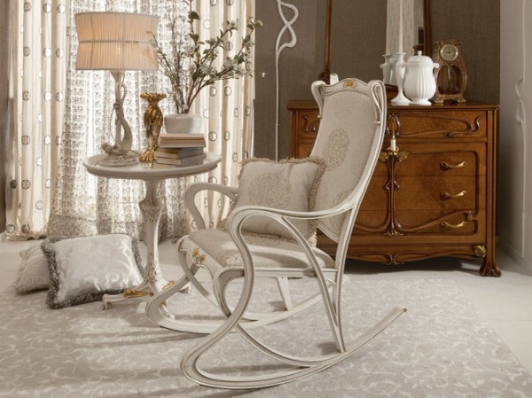 Dizajnová klasická hojdacia stolička biely drevený poťah na vankúš