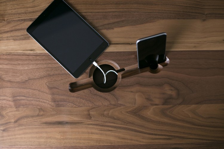 špeciálna nabíjacia stanica pre tablet a iphone Drevený písací stôl, stojan, tablet, iphone, nabíjačka