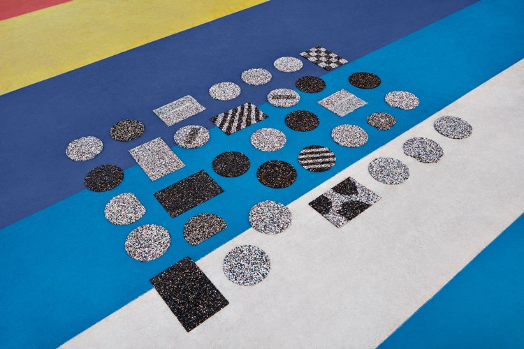 Moderný koberec vyrobený z recyklovaných materiálov