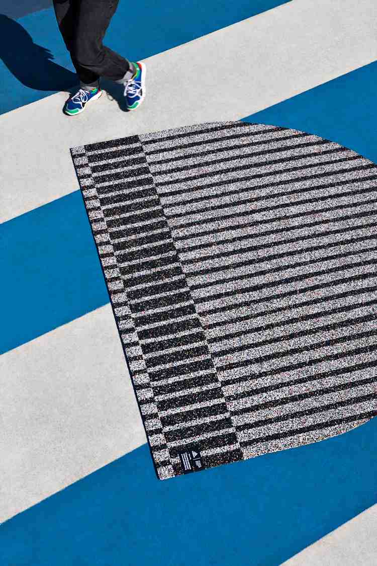 moderný koberec staré tenisky Adidas recyklácia